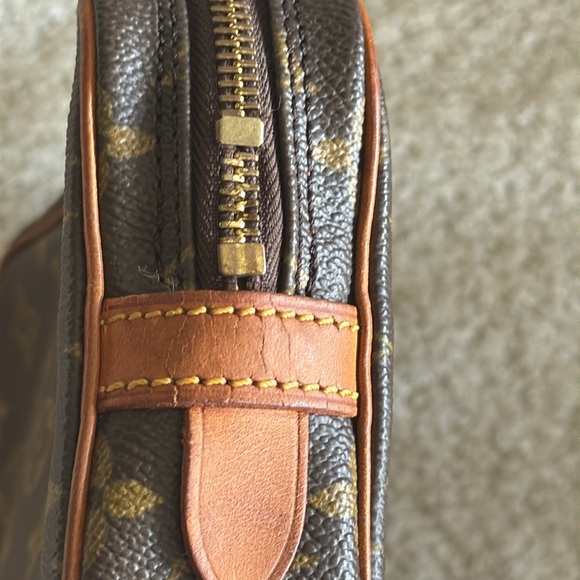 Louis Vuitton pouch - Picture 8 of 16